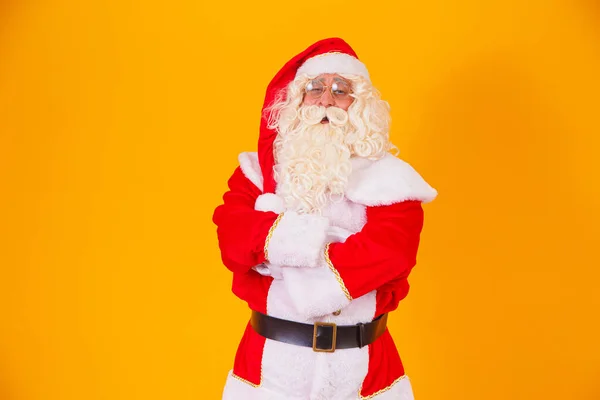 Babbo Natale Con Braccia Incrociate Sfondo Giallo — Foto Stock