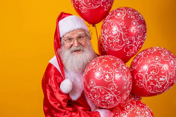 Άγιος Βασίλης Κίτρινο Φόντο Κρατώντας Κόκκινα Μπαλόνια — Φωτογραφία Αρχείου