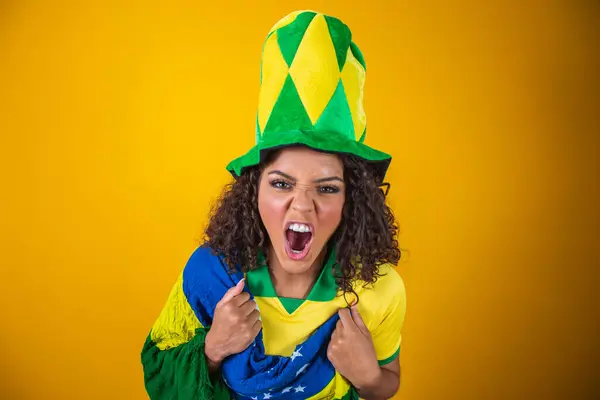 ブラジルのサポーター サッカーを祝うブラジルの巻き毛の女性のファン 黄色の背景にサッカーの試合 ブラジル色 — ストック写真