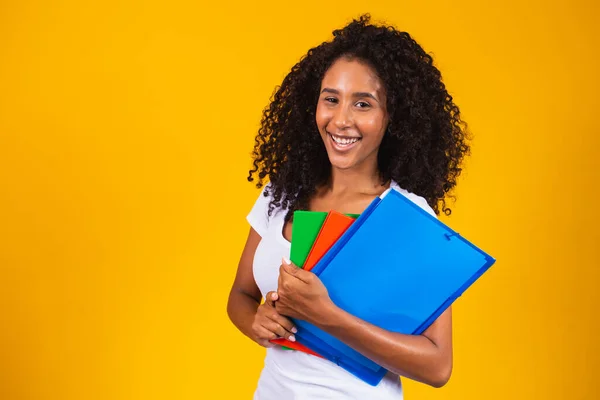 Junge Afroamerikanische Studentin Gelben Hintergrund — Stockfoto