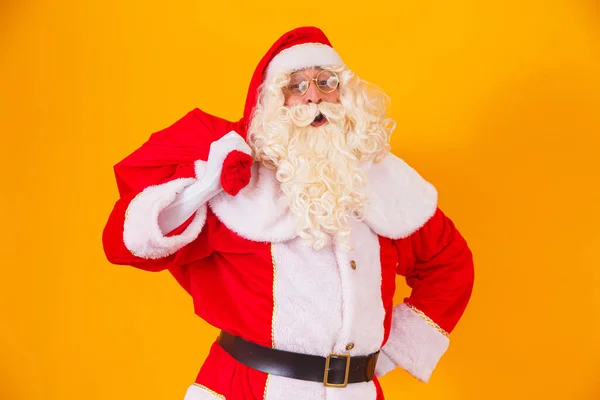 Papai Noel Fundo Amarelo Segurando Saco Com Presentes Nas Costas — Fotografia de Stock
