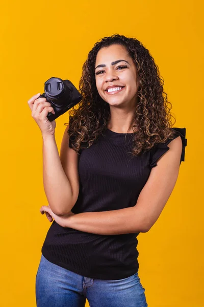 Молодая Афро Женщина Фотографирует Жёлтом Фоне Фотокамерой Вертикаль — стоковое фото