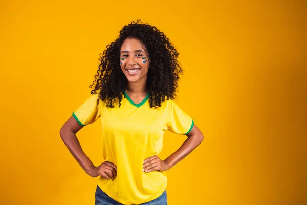 Brazylijski Zwolennik Brazylijska Fanka Piłki Nożnej Lub Piłki Nożnej Żółtym — Zdjęcie stockowe