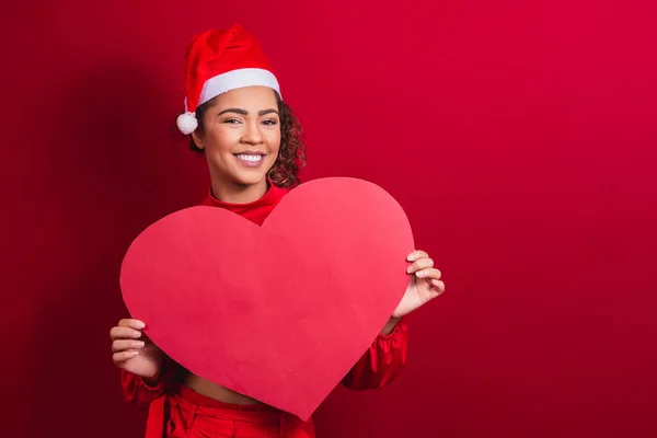 Sorrindo Jovem Afro Menina Chapéu Natal Segurando Enorme Cartão Coração — Fotografia de Stock