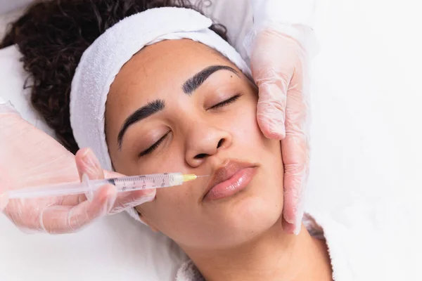 Läppförstoring Vackra Unga Kvinnans Mun Mottar Hyaluronsyra Injektion Närbild Kosmetolog — Stockfoto