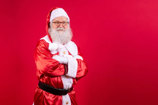 Santa Claus Zkřížil Ruce Červeném Pozadí Milý Vousatý Santa Claus — Stock fotografie