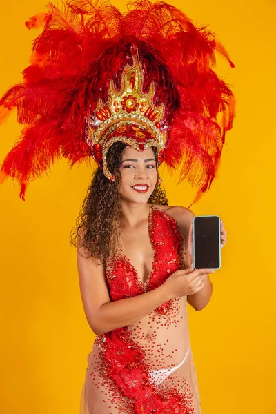 Krásná Mladá Žena Speciálním Karnevalovém Péřovém Kostýmu Drží Smartphone Prázdnou — Stock fotografie