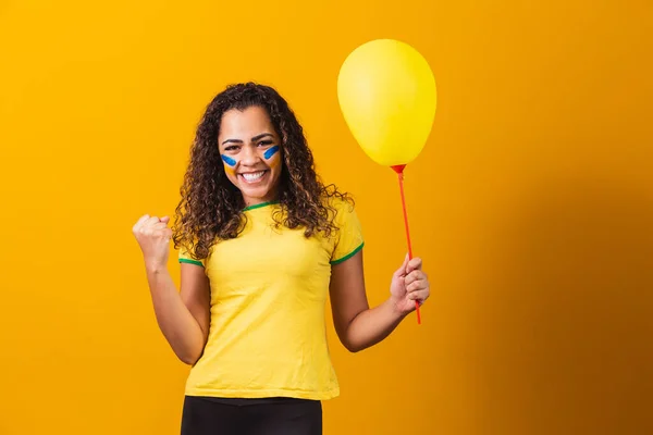 Ventilador Brasileiro Segurando Balão Amarelo Com Espaço Livre Para Texto — Fotografia de Stock