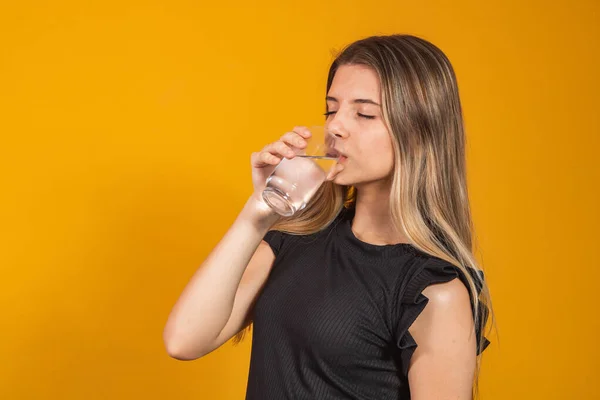 Ung Blond Flicka Hydratiserat Dricksvatten — Stockfoto