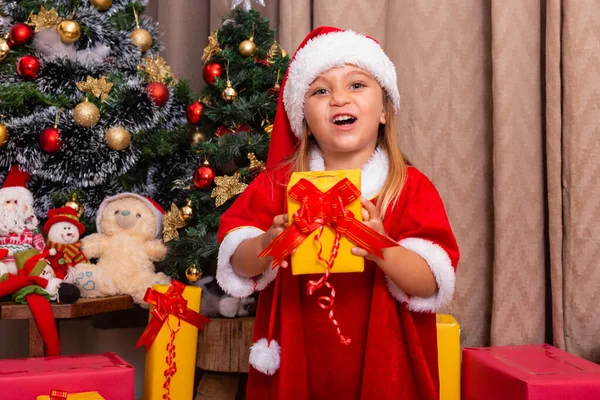 Söt Liten Kaukasiska Flicka Klädd För Jul Hemma Håller Gåva — Stockfoto
