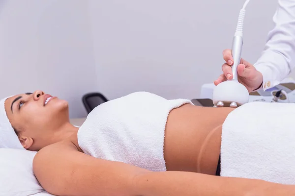 女性の胃の中に放射線周波数リフティング手順を実行する専門の皮膚科医の作物のショット 女性クライアント取得Rf Lifping治療のために彼女の腹に 美容クリニック — ストック写真