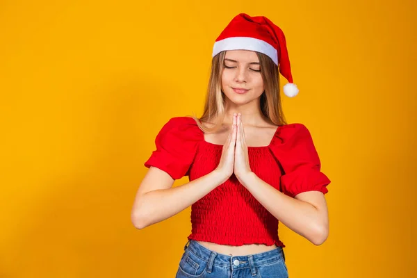 Молодая Красивая Женщина Рождественской Шляпе Санта Клауса Изолированном Желтом Фоне — стоковое фото