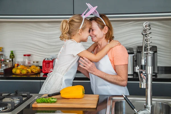 Menina Com Sua Mãe Cozinhar Para Páscoa — Fotografia de Stock