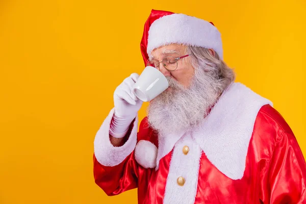 Echter Weihnachtsmann Bei Einem Kaffee Auf Gelbem Hintergrund Mit Freiem — Stockfoto