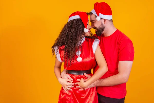 Couple Valentin Souriant Tenue Noël Tenant Isolés Sur Fond Jaune — Photo