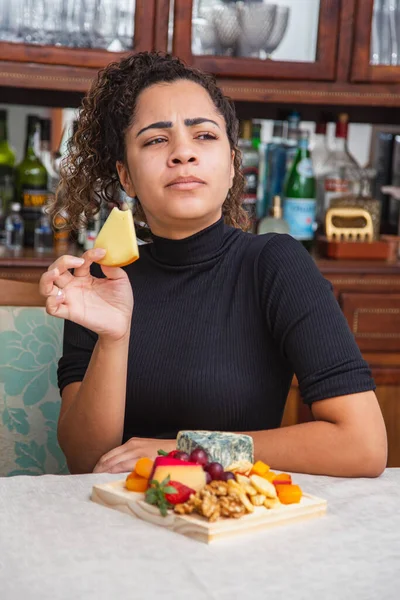 Young Woman Eating Cheese Woman Eating Cheese Snacks — Stock Photo, Image