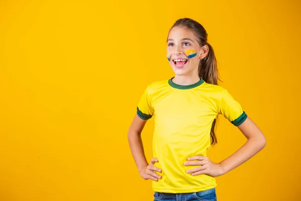 Zwolennik Piłki Nożnej Drużyna Brazylii Piękna Dziewczynka Kibicuje Swojej Drużynie — Zdjęcie stockowe