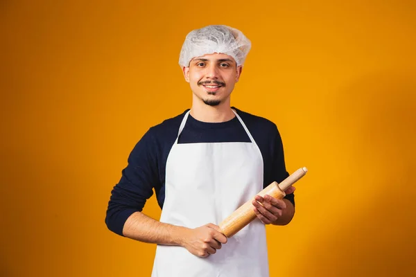Jovem Menino Fabricante Pizza Fundo Amarelo Segurando Rolo Pin — Fotografia de Stock