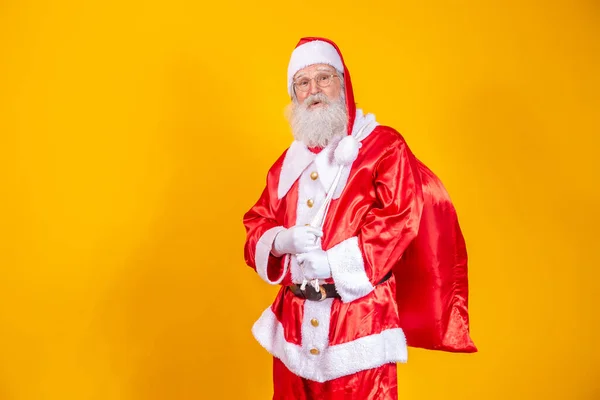 Echter Weihnachtsmann Mit Rotem Hintergrund Mit Brille Handschuhen Und Hut — Stockfoto