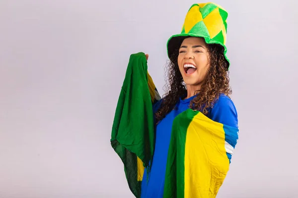 ブラジルのファン 肖像画にブラジルの国旗 サッカーやサッカーの試合を祝うブラジルのファンを背景にしている ワールドカップ — ストック写真