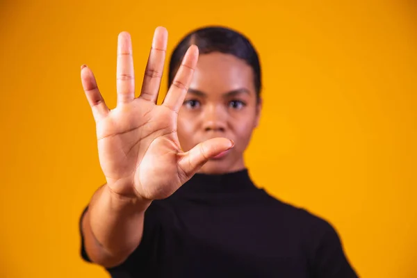 Giovane Donna Afroamericana Mostrato Mano Segno Loro Fermarsi Con Pregiudizio — Foto Stock