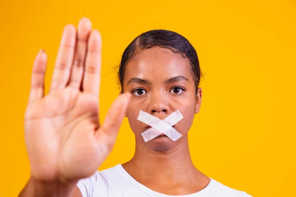 Sarı Arka Planda Ağzı Sessizce Kapalı Siyah Bir Kadın Önyargı — Stok fotoğraf