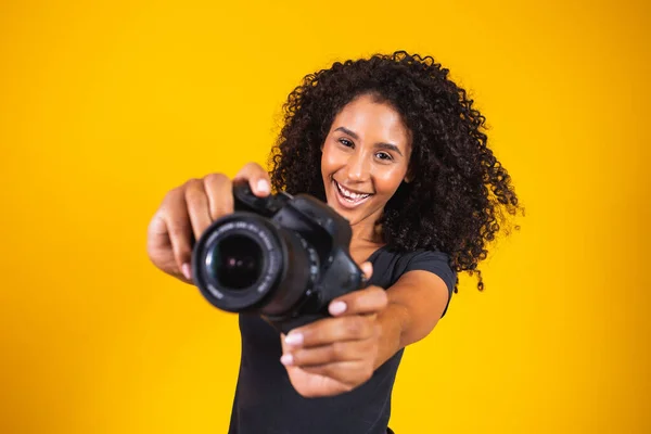 Giovane Afro Donna Fotografia Sfondo Giallo Con Una Fotocamera Fotografica — Foto Stock
