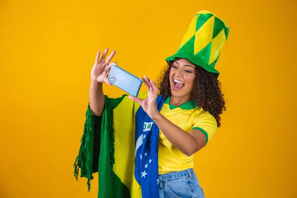 Apoiante Time Futebol Brasileiro Comemorando Gol Assistindo Smartphone — Fotografia de Stock