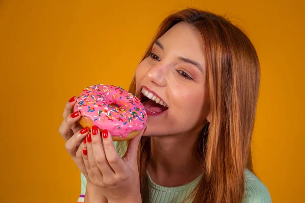 Chica Comiendo Rosquillas Rosadas Sobre Fondo Amarillo — Foto de Stock