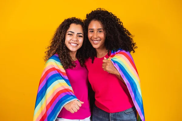 Paar Lesbische Vrouw Met Gay Trots Vlag Geel Achtergrond — Stockfoto