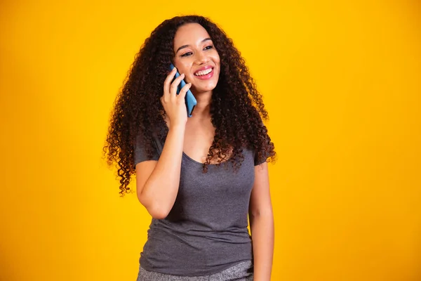 Sarı Arka Planda Cep Telefonuyla Konuşan Mutlu Afro Amerikan Genç — Stok fotoğraf