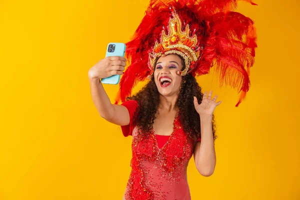 Young African Woman Samba Outfit Carnival Enjoying Distance Cell Phone — Stock Photo, Image