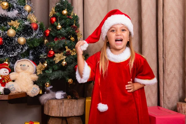 Roztomilá Malá Běloška Oblečená Vánoce Doma Dívka Vánoční Pozadí Oblečené — Stock fotografie
