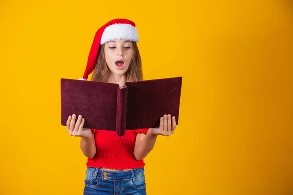 Hermosa Niña Caucásica Con Libro Rojo Aterciopelado Leyendo Historias Navidad —  Fotos de Stock