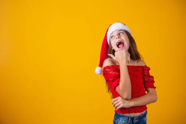 Liten Flicka Klädd För Jul Pekar Med Tummen Fritt Utrymme — Stockfoto