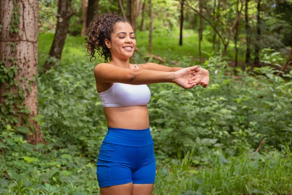Mulher Exercitando Parque Mulher Afro Alongando Para Começar Correr Estilo — Fotografia de Stock