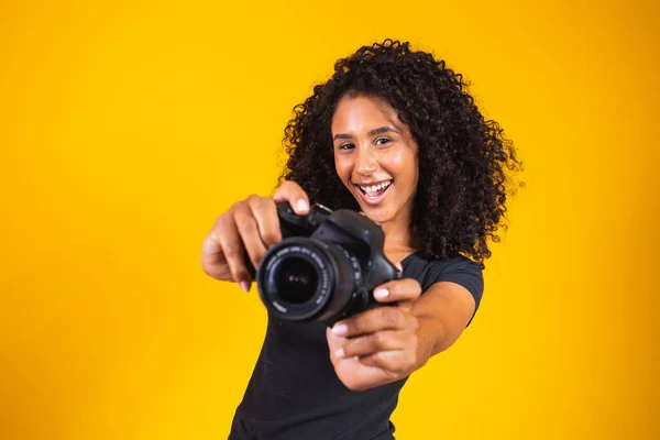 Sarı Arka Planda Elinde Fotoğraf Makinesi Olan Genç Afro Kadın — Stok fotoğraf