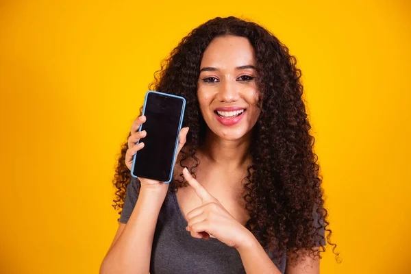 Jag Rekommenderar Det Fantastisk Afrikansk Amerikansk Flicka Pekar Tomma Telefonskärmen — Stockfoto