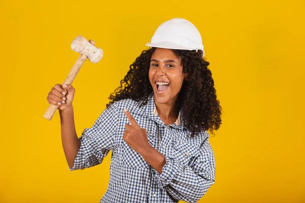 Afro Vrouwelijke Ingenieur Met Een Moker Wijzend — Stockfoto