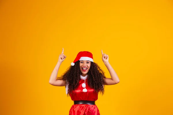テキストのためのフリースペースを指してクリスマスのために身に着けている若いNoelete — ストック写真