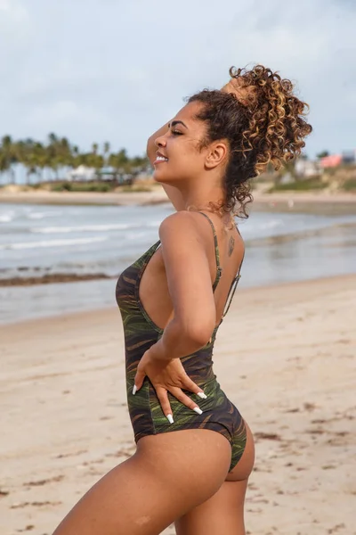 Frumoasă Femeie Latino Americană Bikini Plajă Femeia Tânără Bucură Vacanța — Fotografie, imagine de stoc