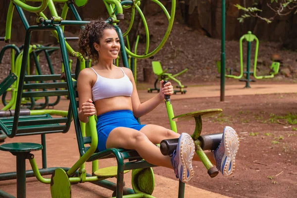 Νεαρή Γυναίκα Γυμνάζεται Στο Πάρκο Νεαρή Γυναίκα Που Ασκεί Άσκηση — Φωτογραφία Αρχείου