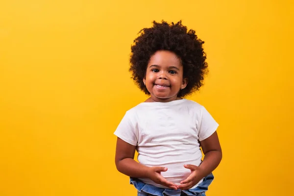 Koncept Dětství Lidí Šťastná Malá Africká Americká Dívka Žlutém Pozadí — Stock fotografie
