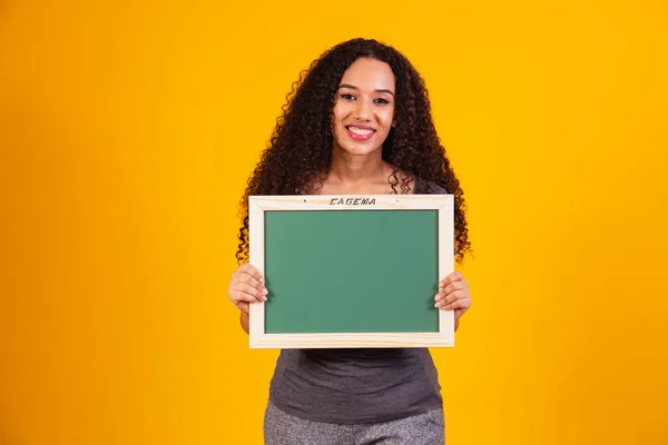 Mooie Jonge Afro Vrouw Met Een Schoolbord Met Vrije Ruimte — Stockfoto