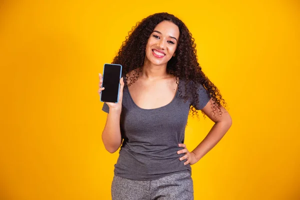 Tavsiye Ederim Şaşırmış Afrikalı Amerikalı Kız Boş Telefon Ekranını Işaret — Stok fotoğraf