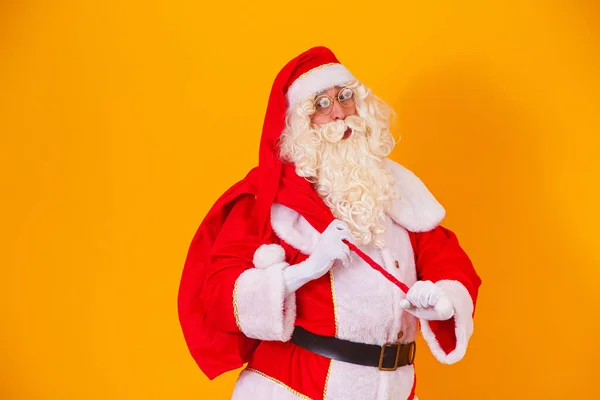 Der Weihnachtsmann Mit Einer Riesigen Tüte Der Eile Weihnachtsgeschenke Auszuliefern — Stockfoto