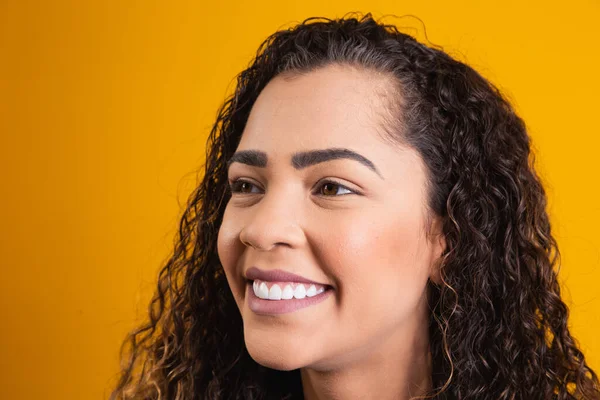 Sarı Arka Planda Gülümseyen Afro Kadın Yüzüne Yakın Plan Mesaj — Stok fotoğraf