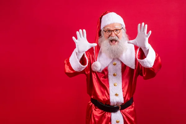 Santa Claus Expresivo Enojado Sobre Fondo Rojo —  Fotos de Stock