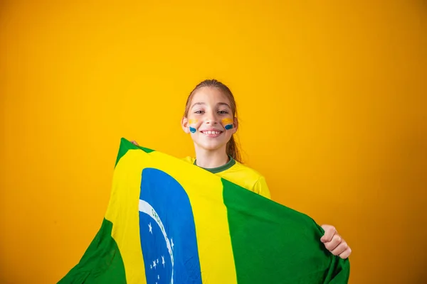 Piccola Ragazza Caucasica Con Bandiera Brasiliana Sfondo Giallo Sostenitore Bambino — Foto Stock