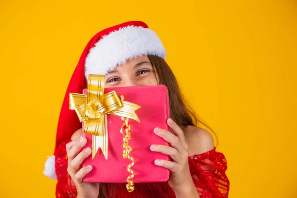 Glada Leende Rolig Barn Flicka Röd Santa Claus Hatt Hålla — Stockfoto
